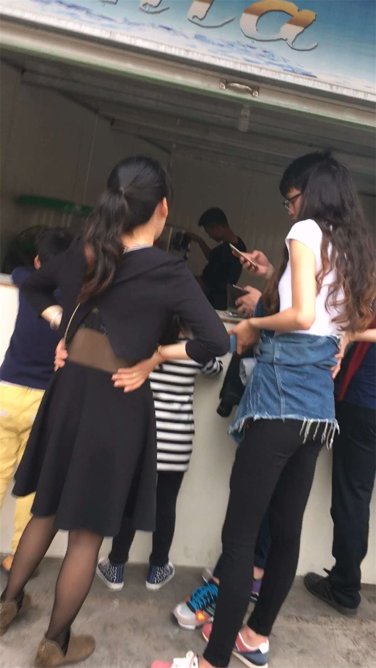 游乐场里170的黑色紧身裤大美女