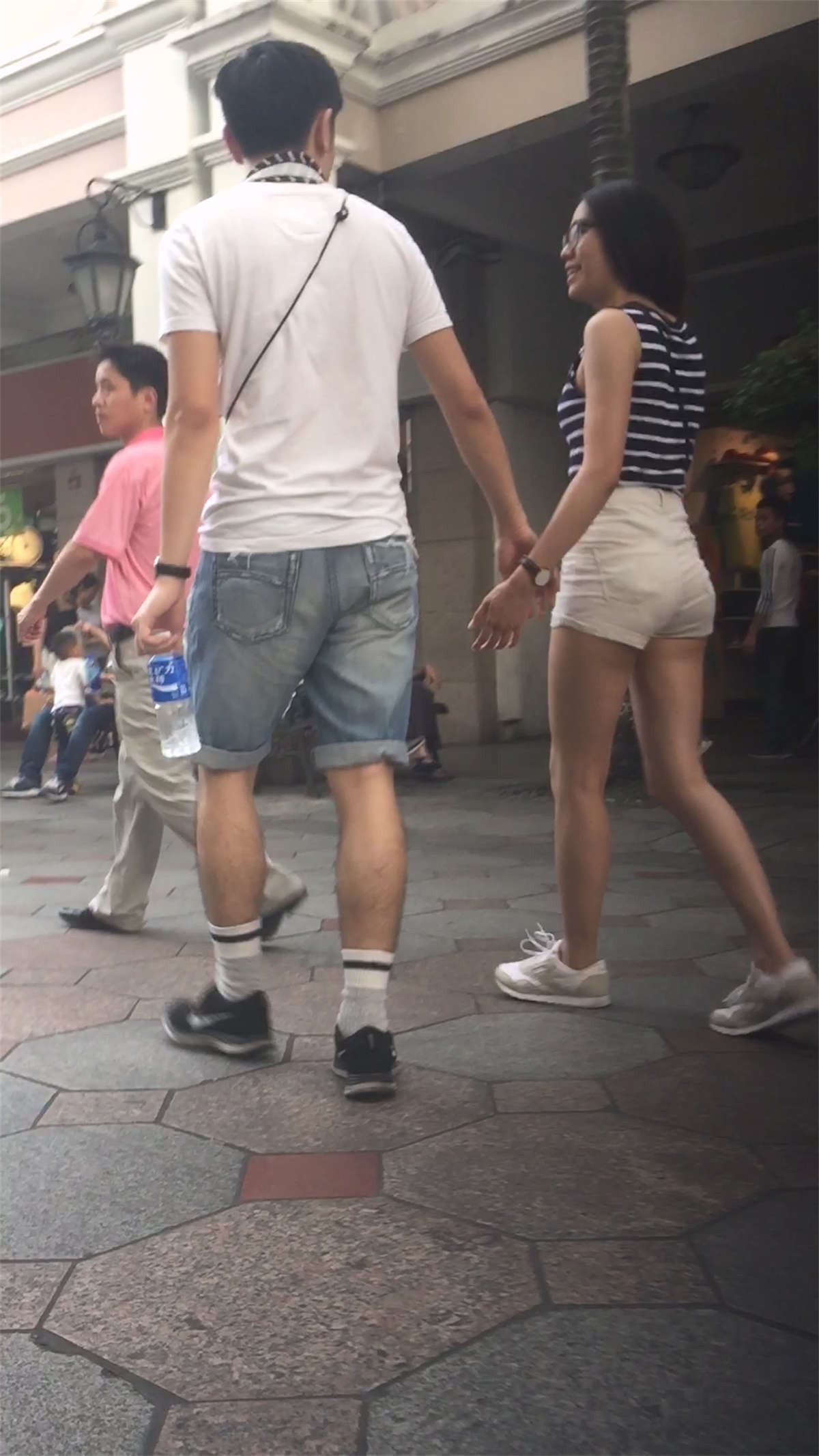 白色短裤美女