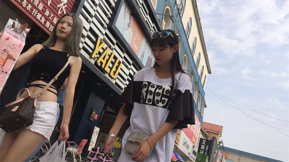 气质秀街拍白色短裤妹妹身材极好