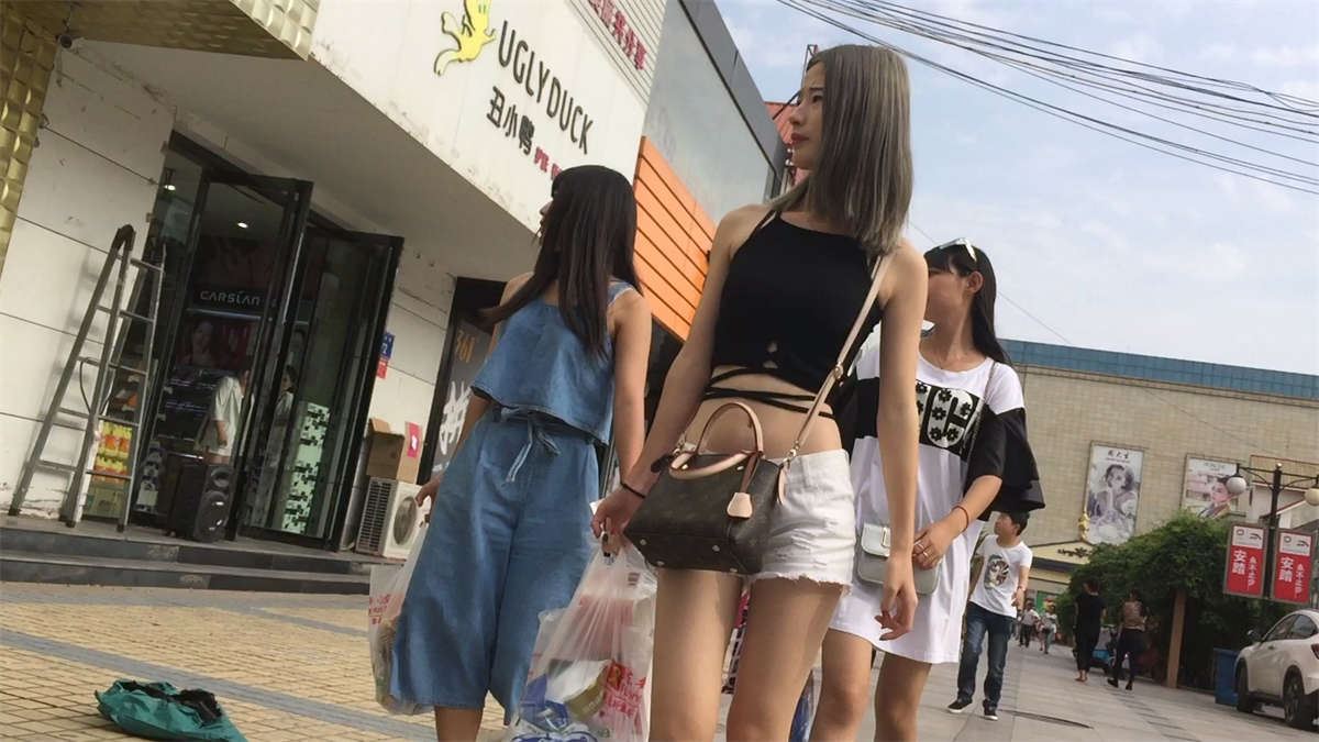 气质秀街拍白色短裤妹妹身材极好