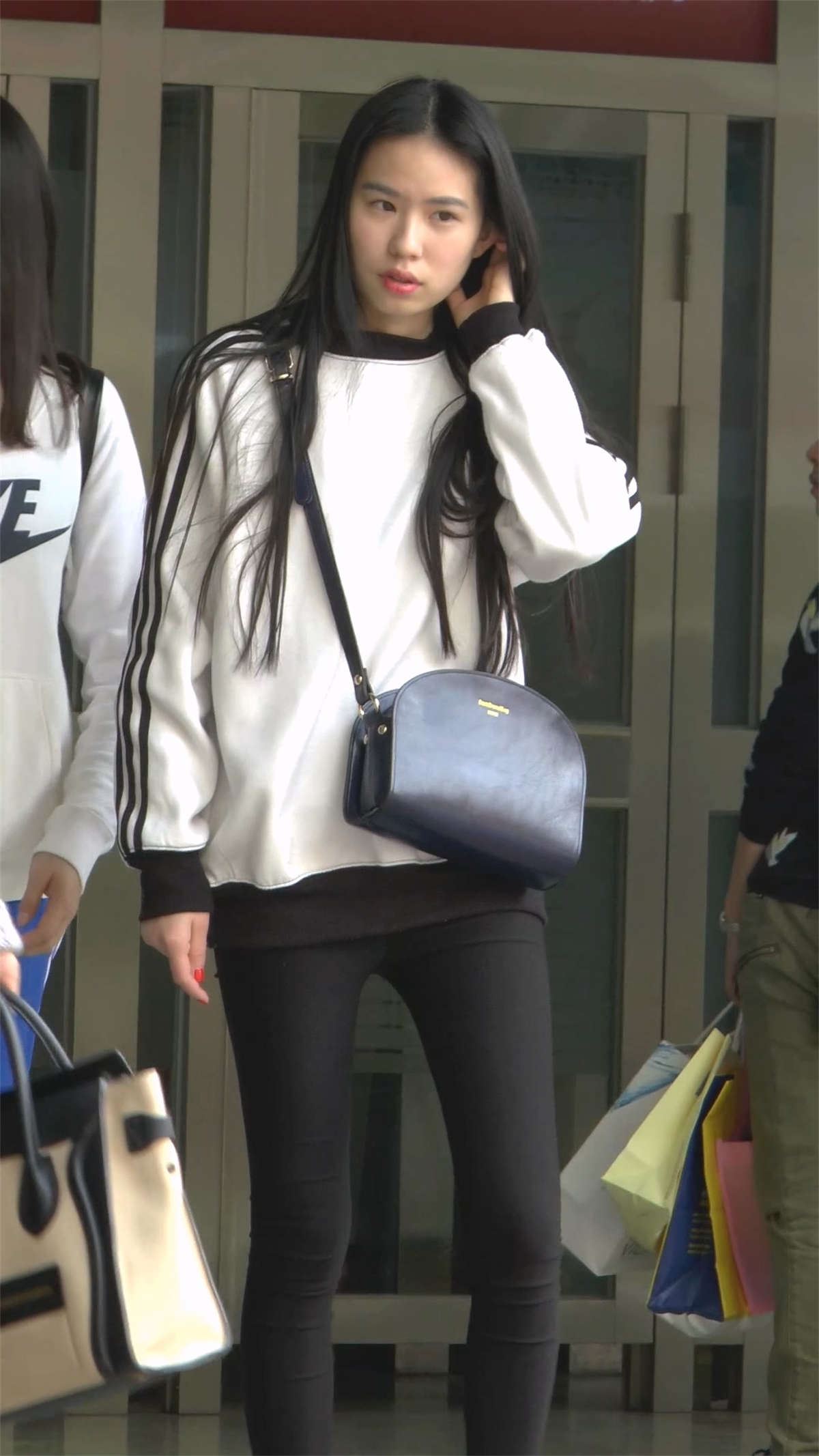 黑色打底裤美女