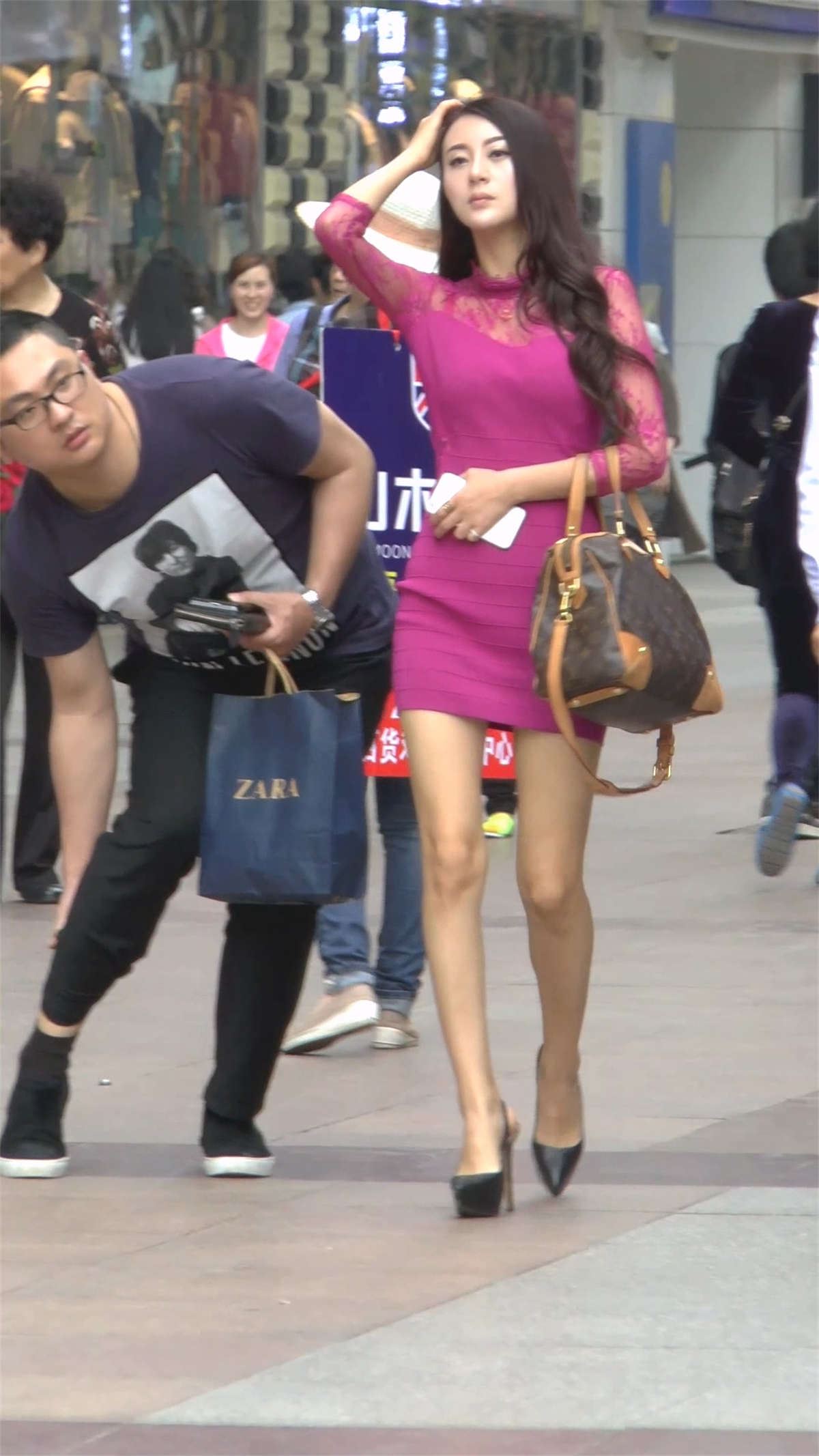 红色连衣裙美女就是太性感太美了
