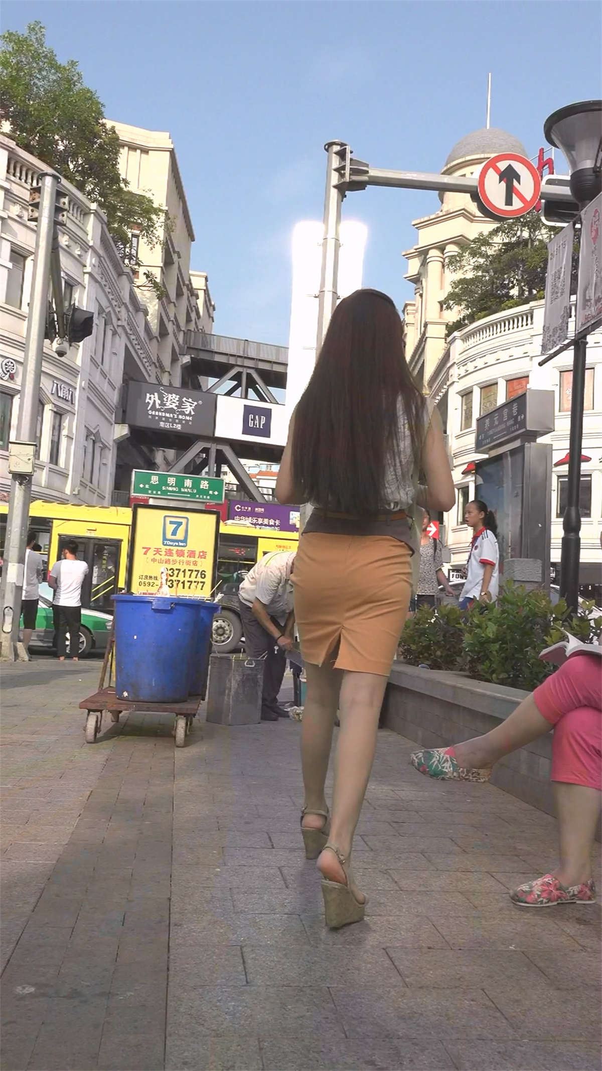 开叉短裙风骚少妇