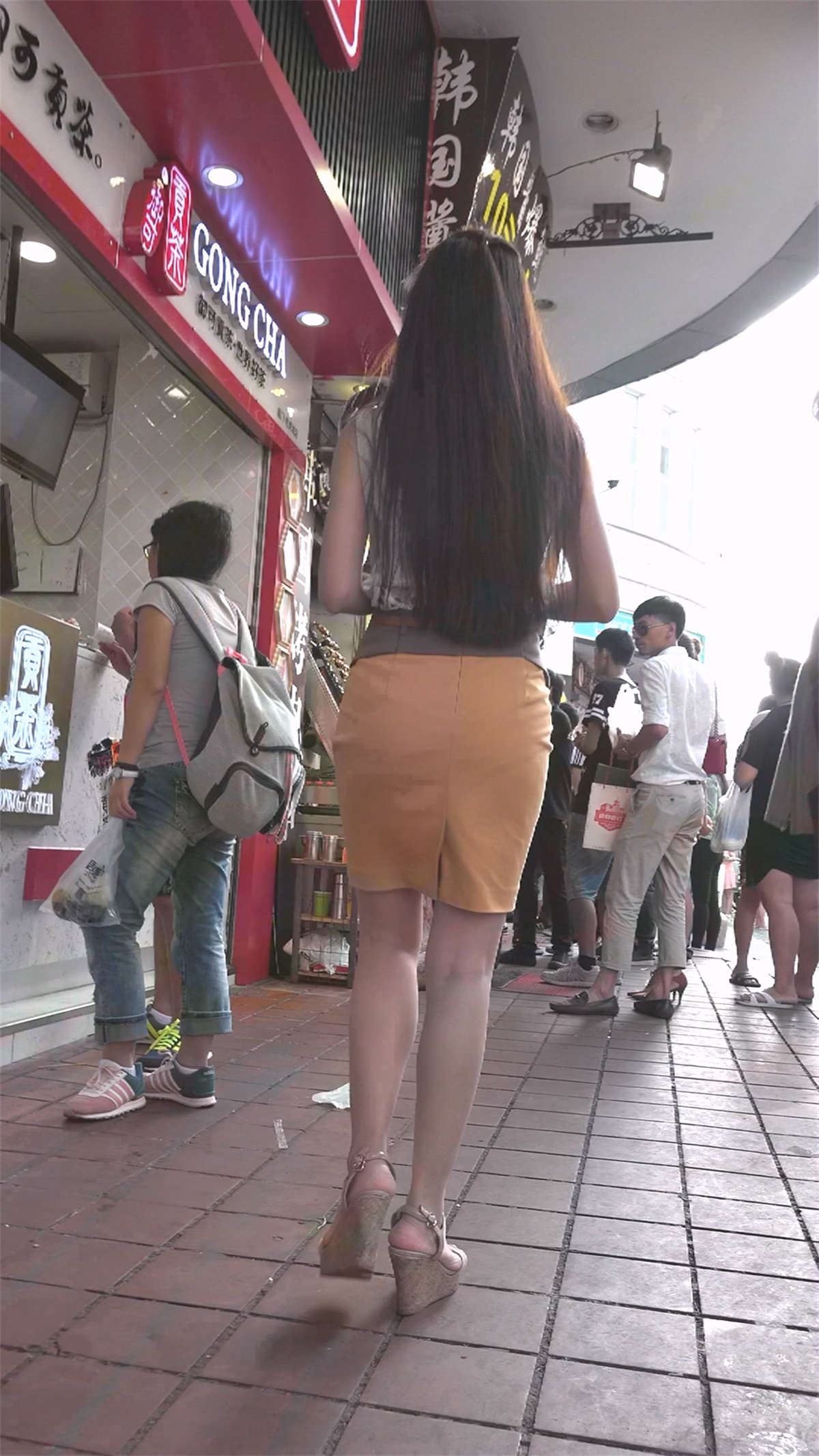 开叉短裙风骚少妇