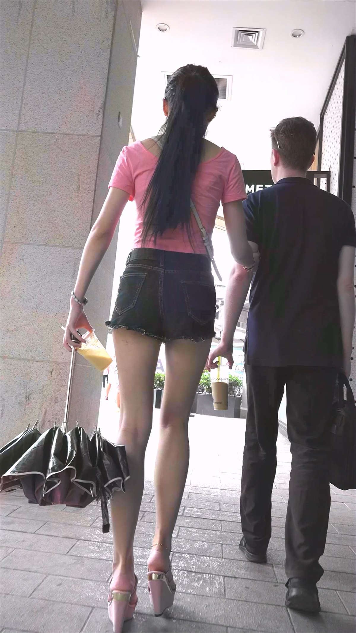你喜欢的极品长腿热裤