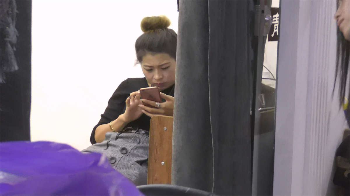 两位美女店主的高跟裸足