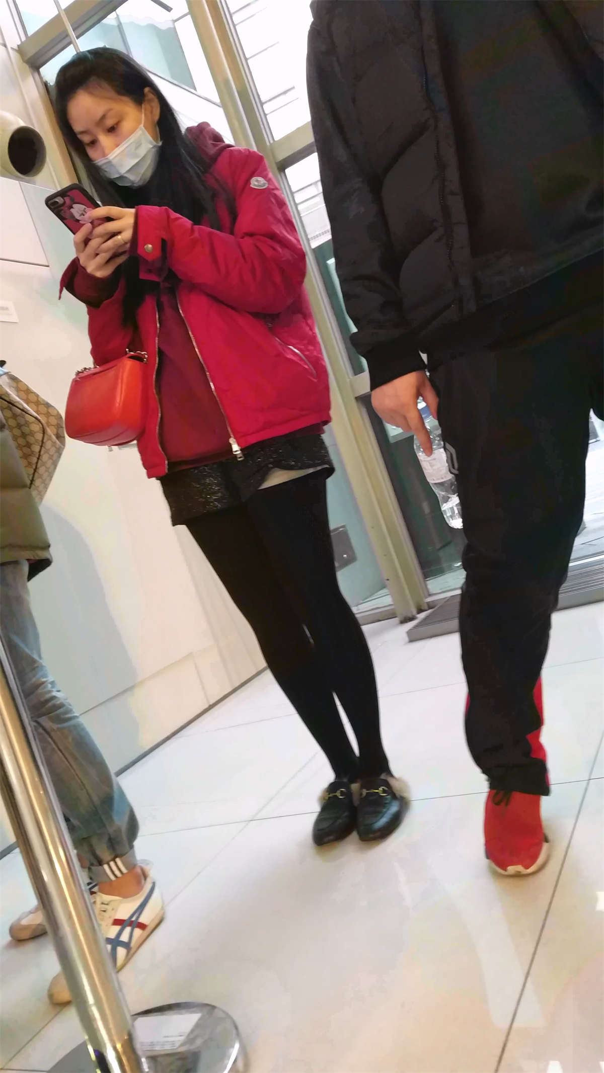 黑色打底丝袜短裤长腿美眉