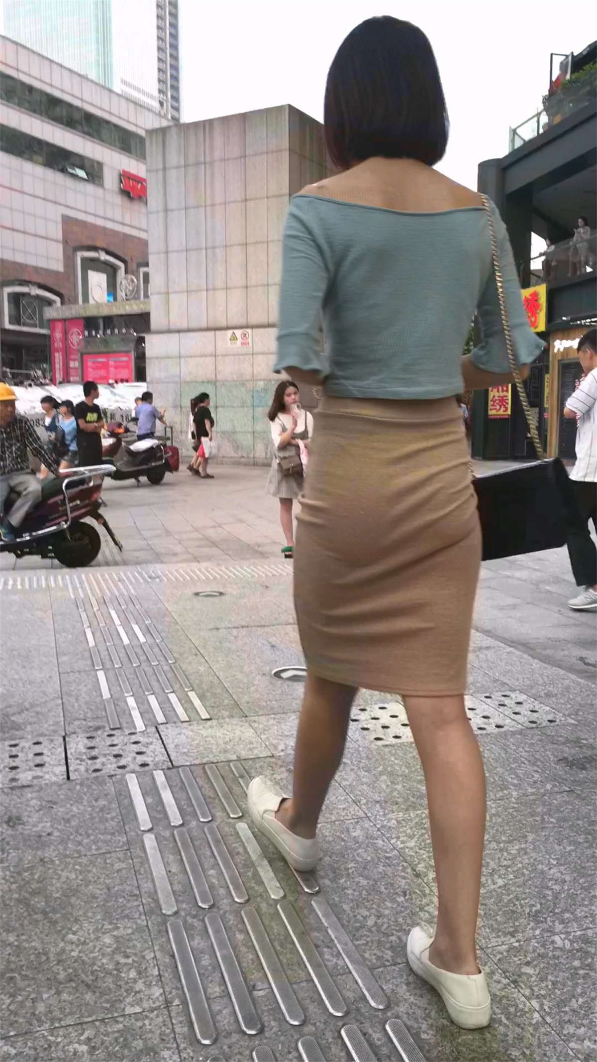 地铁跟拍紧身包臀长裙高挑身材美眉