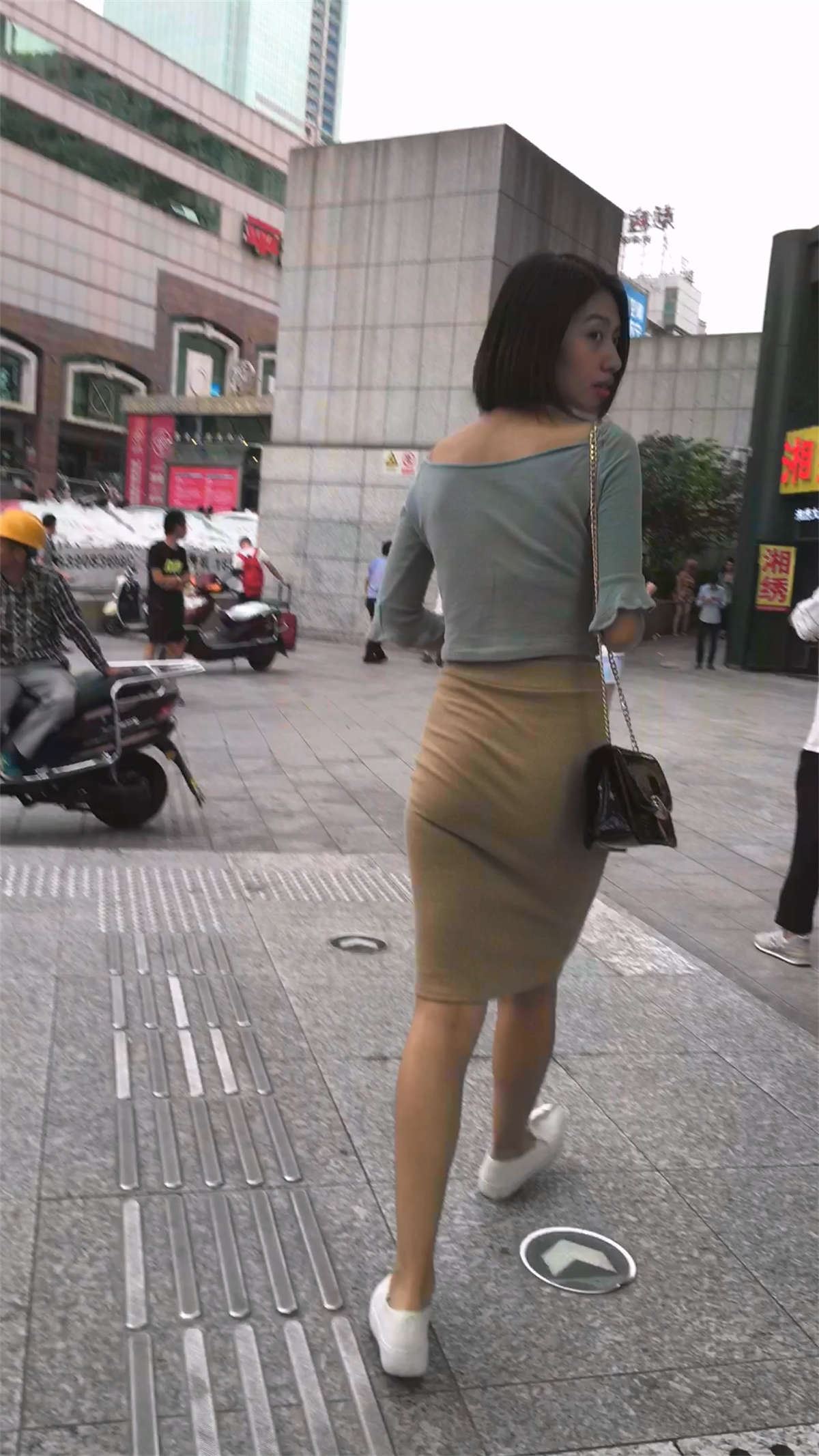 地铁跟拍紧身包臀长裙高挑身材美眉