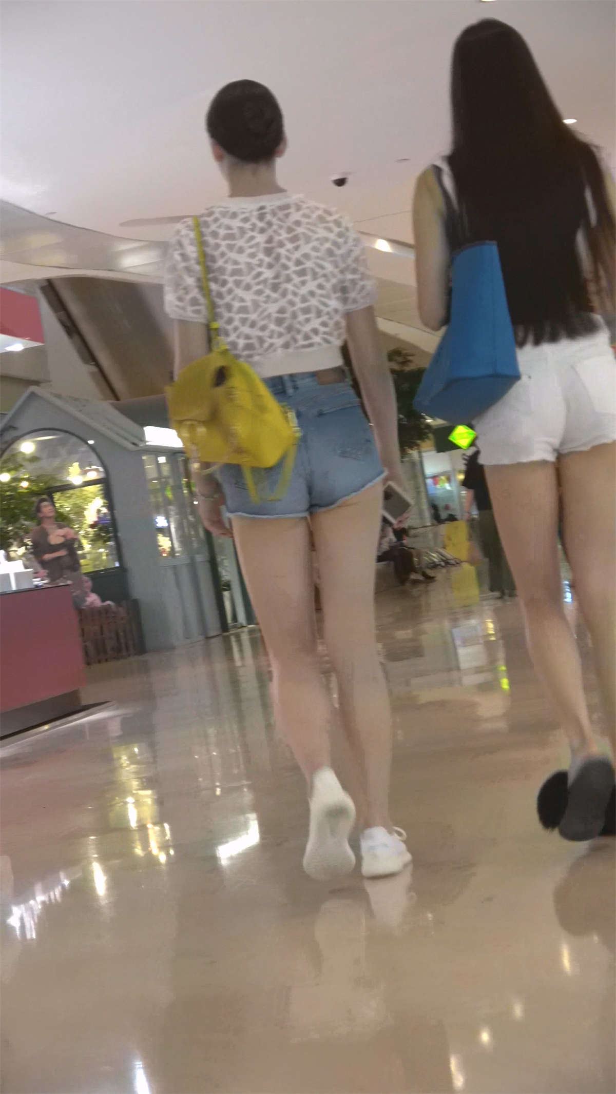 白色性感短裤美女翘臀
