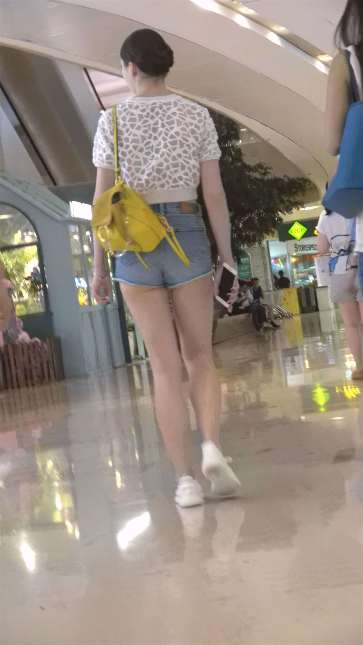白色性感短裤美女翘臀