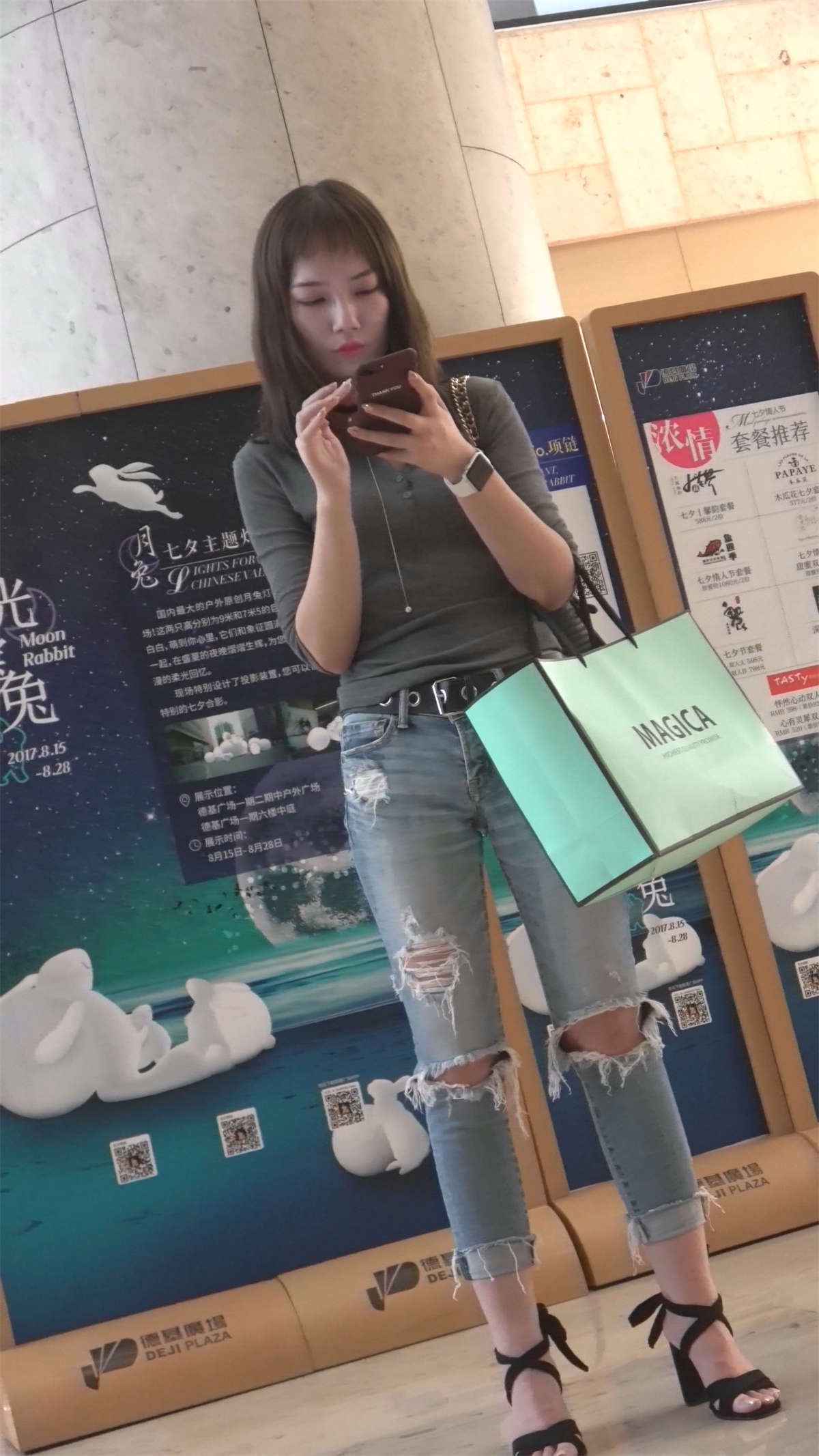 个性的蓝色牛仔美女