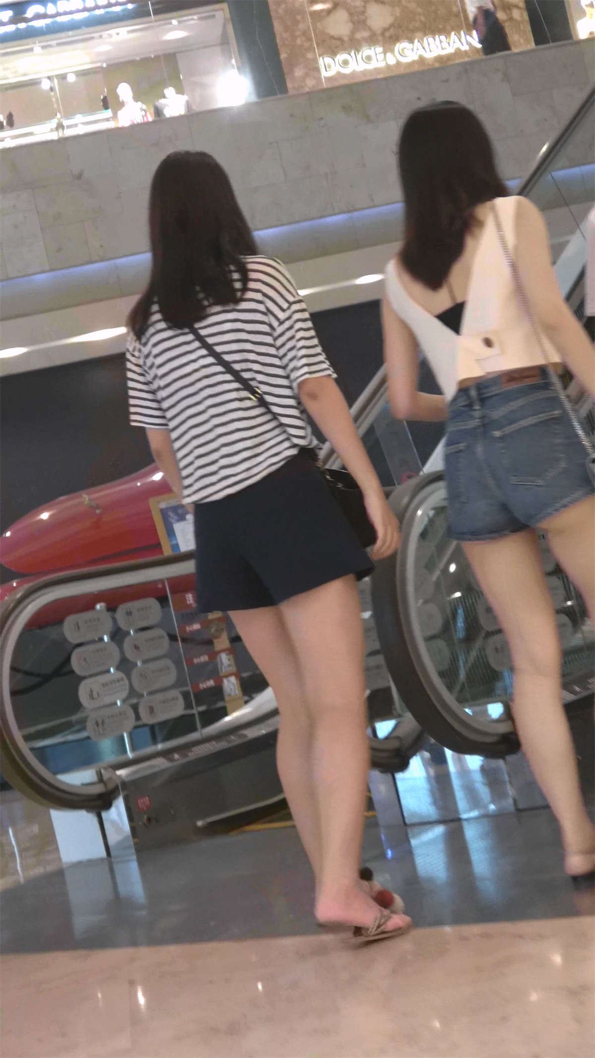 气质牛仔短裤美女