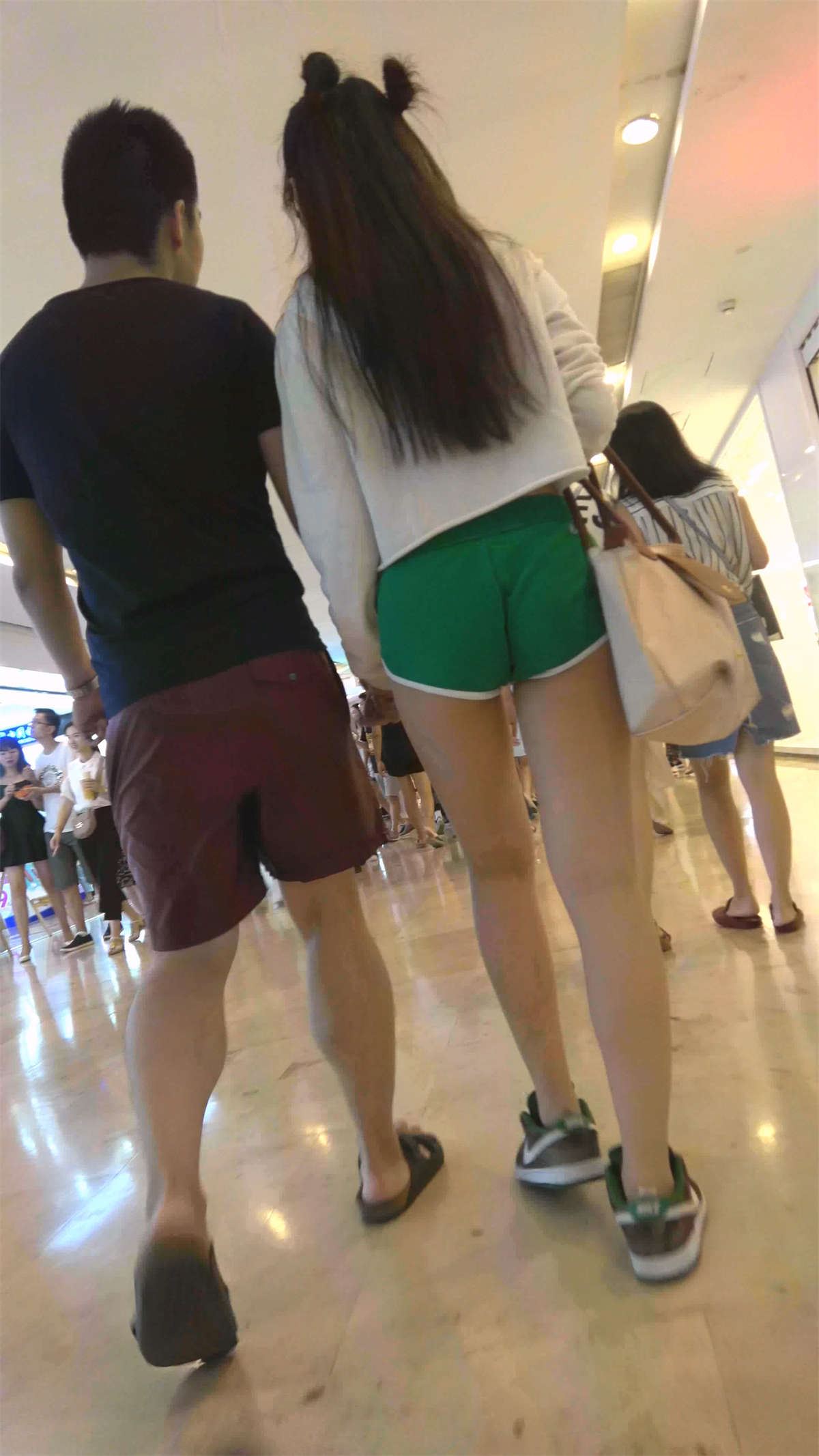 蓝色短裤靓妹
