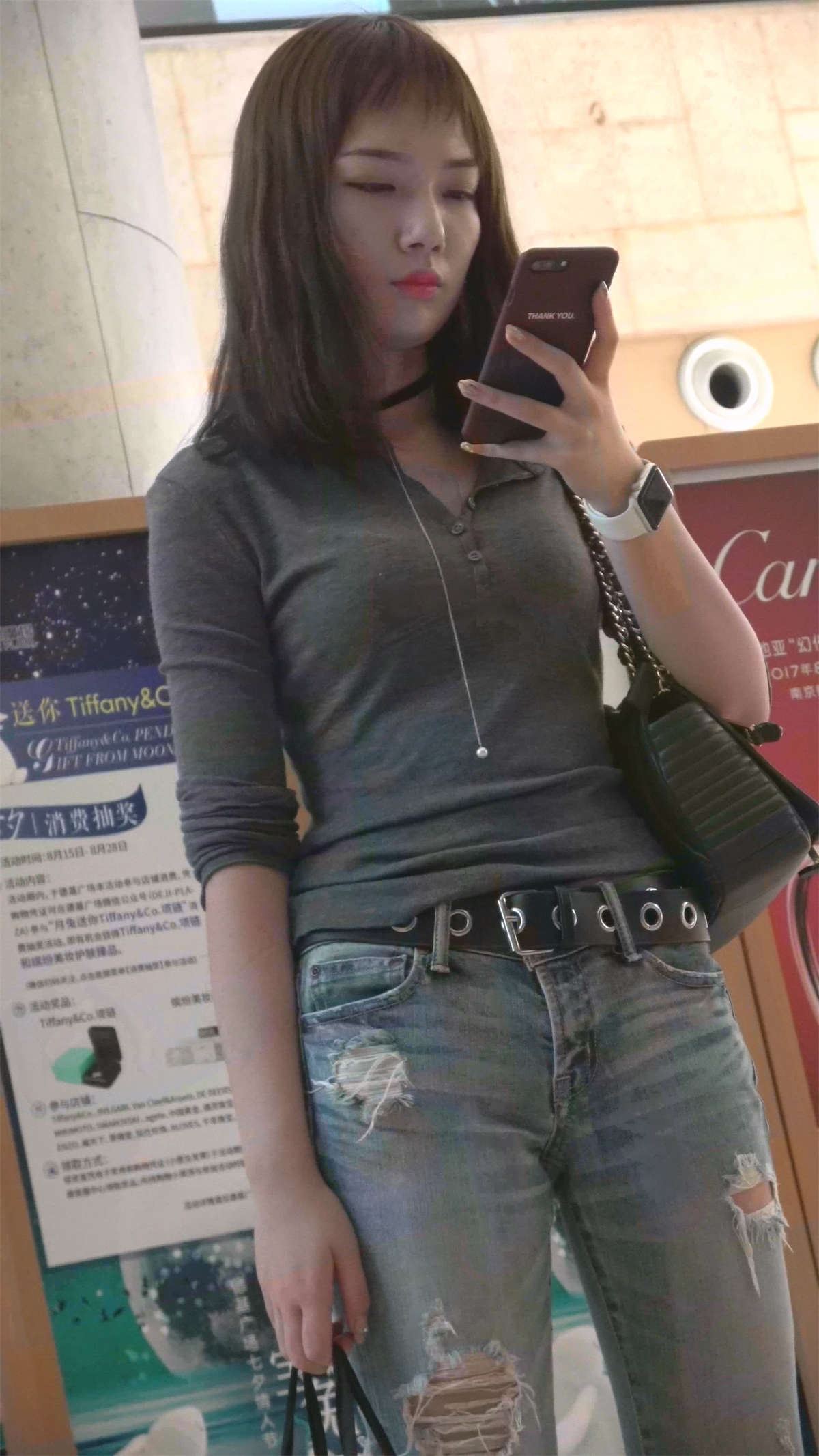 个性的蓝色牛仔美女