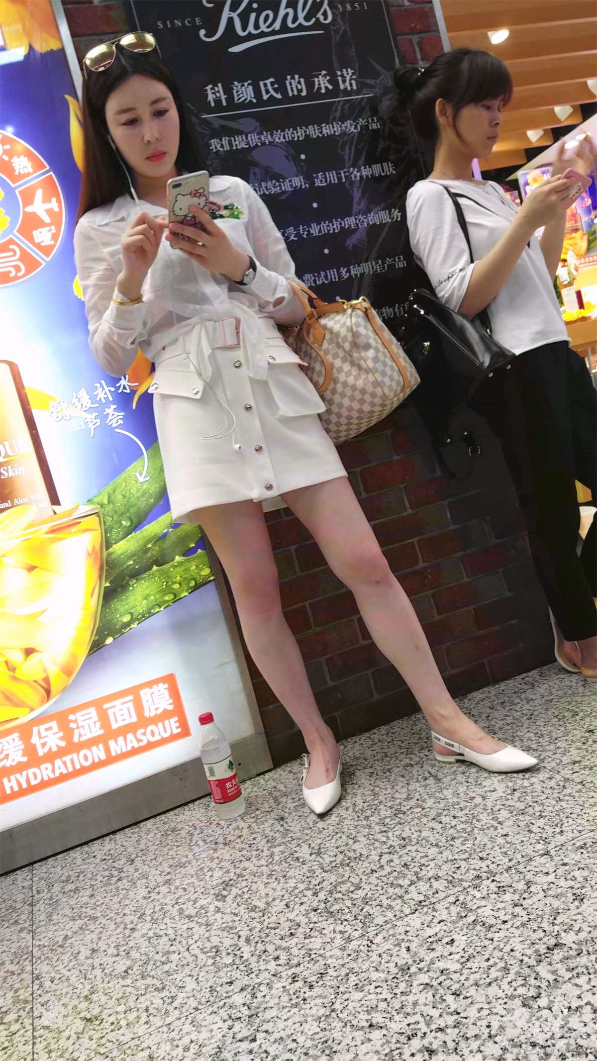 站着玩手机的超级好的身材大美妞