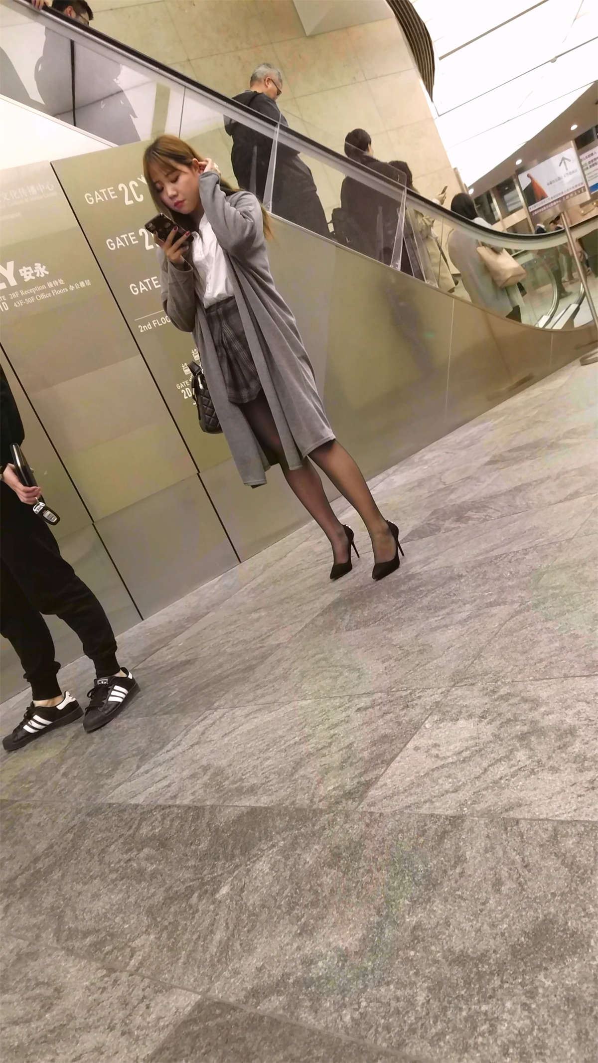 商场黑色丝袜高跟短裙长发美女