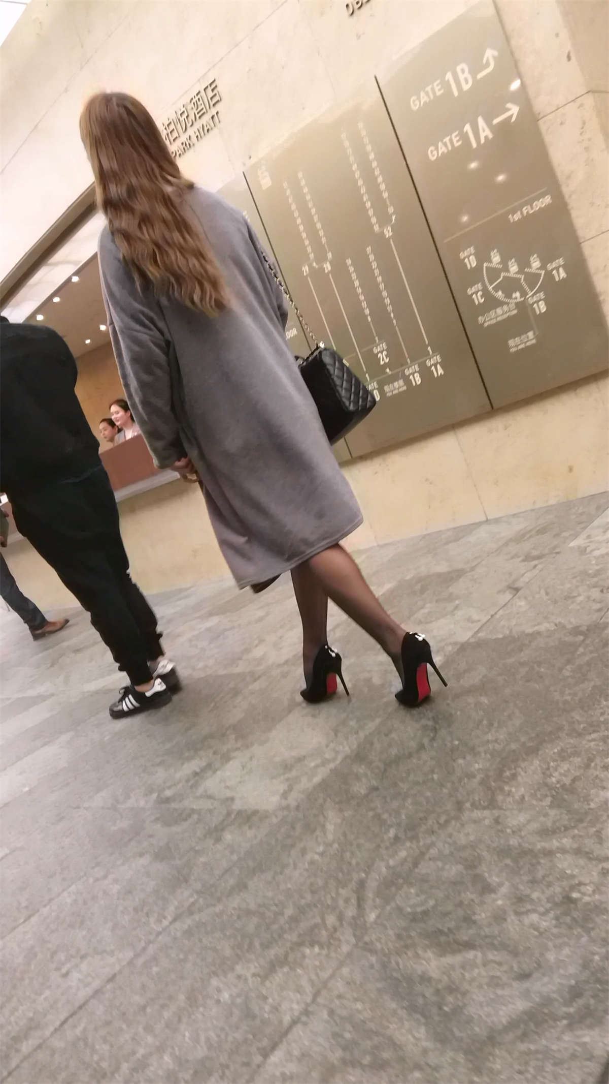 商场黑色丝袜高跟短裙长发美女