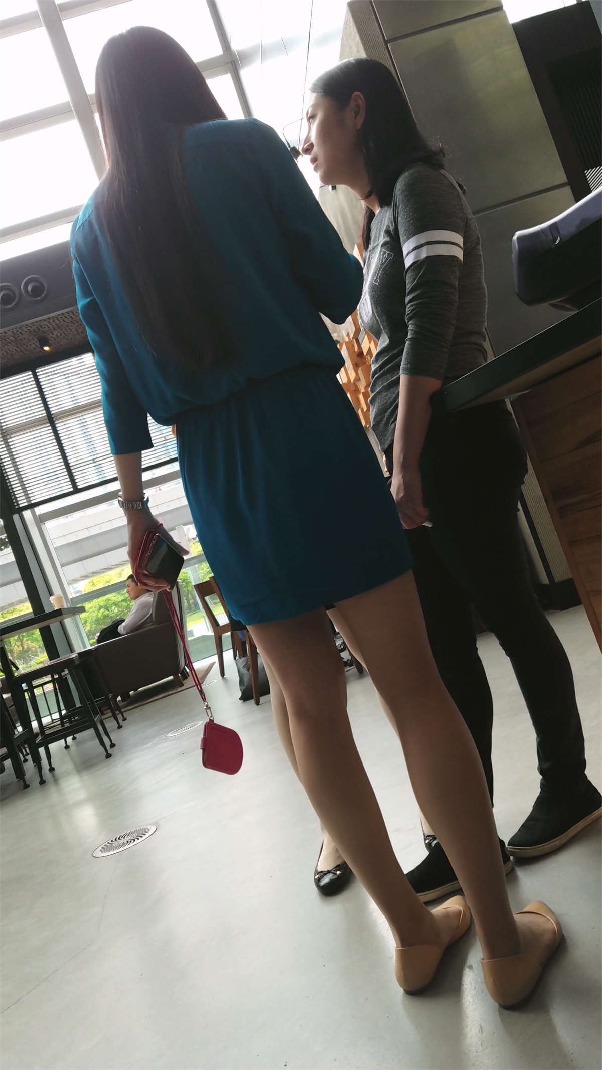 黄色肉丝袜两位大美女