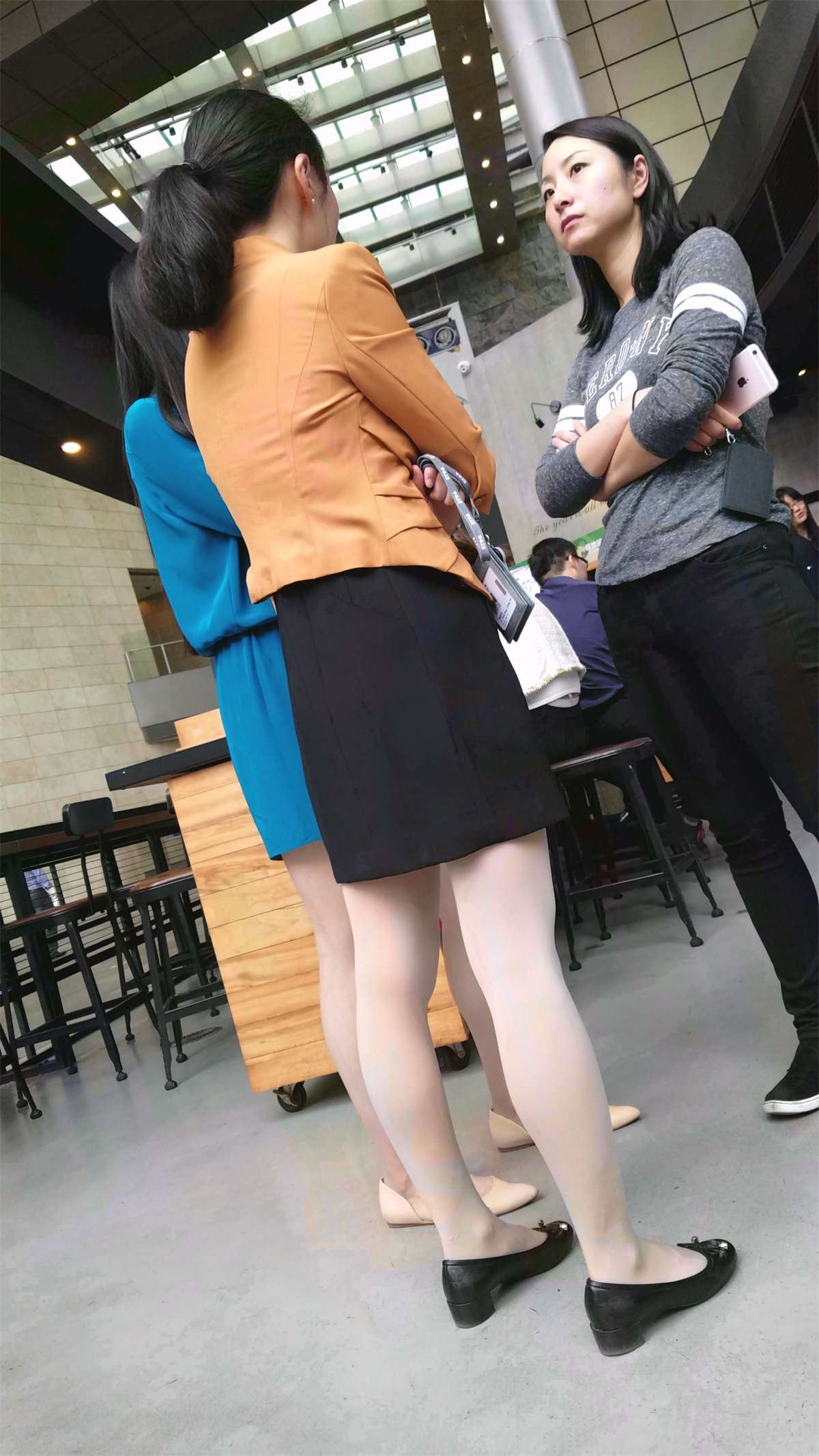黄色肉丝袜两位大美女