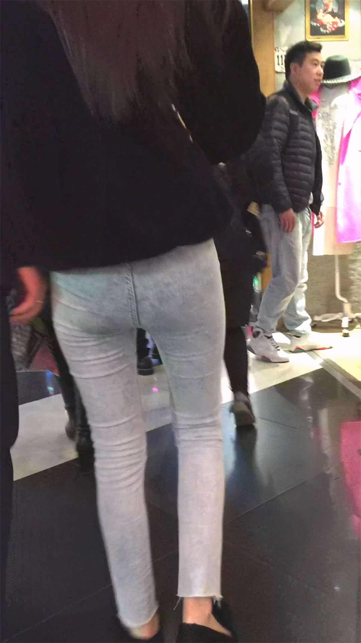 白色长腿美女比例很好