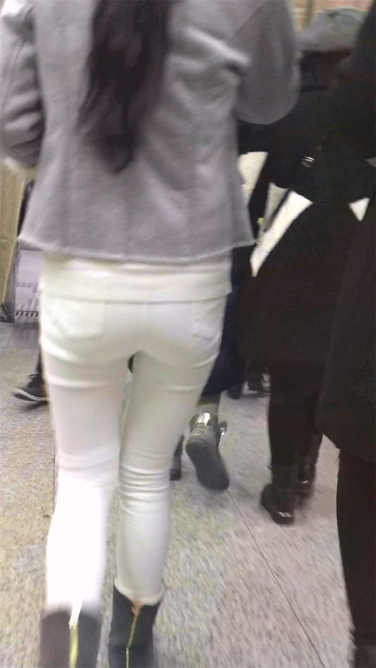 白色长腿美女比例很好