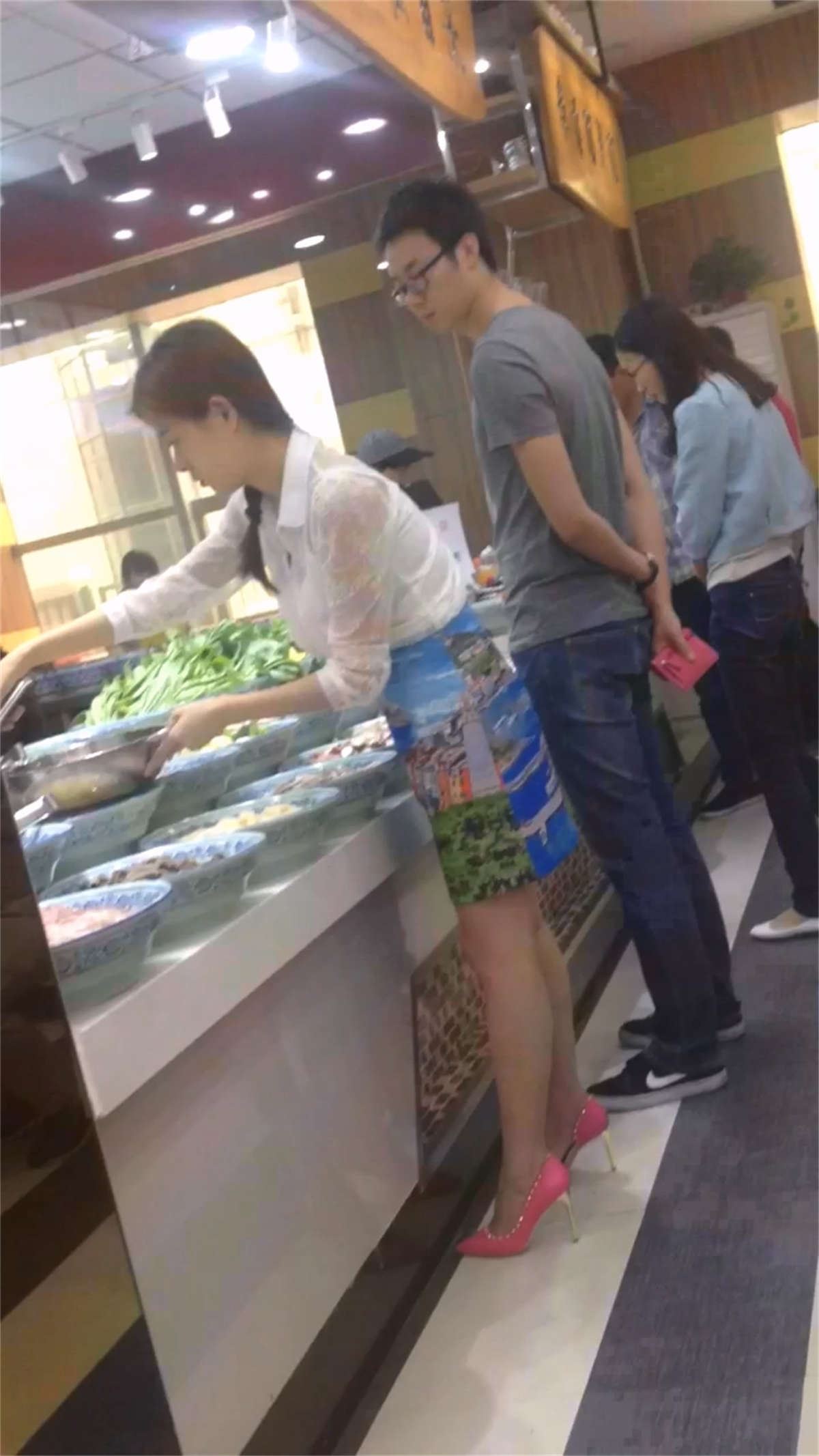食堂打饭的气质老板娘