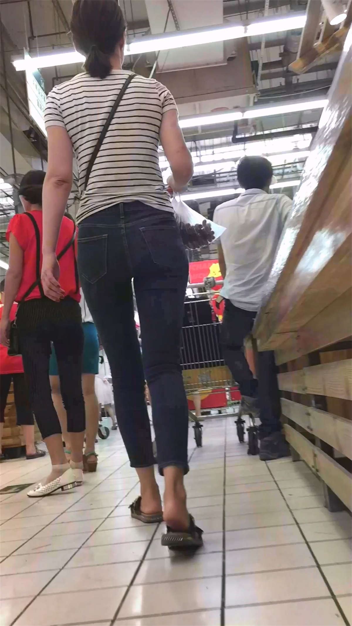 大型超市遇见极品牛仔美臀女子