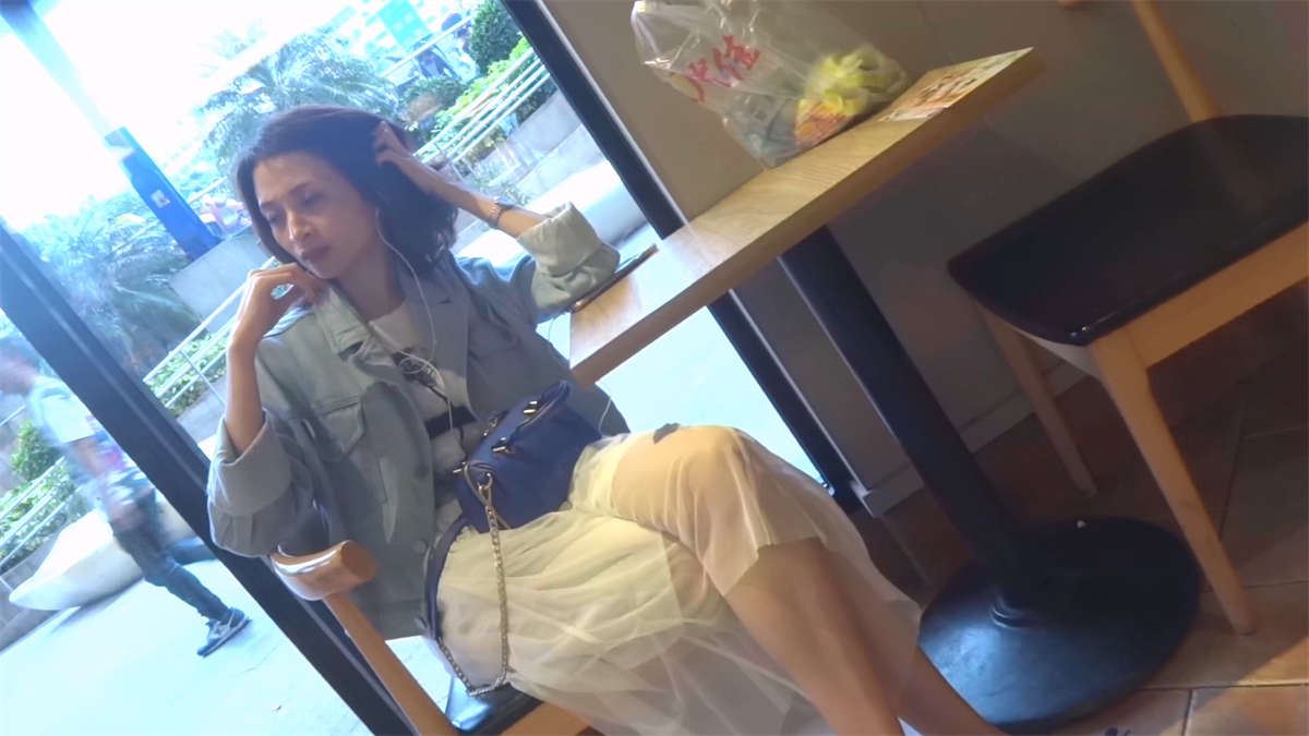 等着男友一起共进晚餐的极致靓女