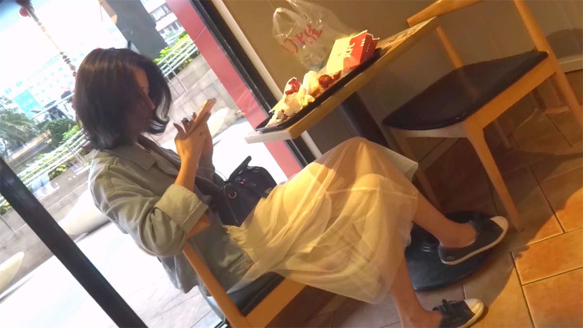 等着男友一起共进晚餐的极致靓女