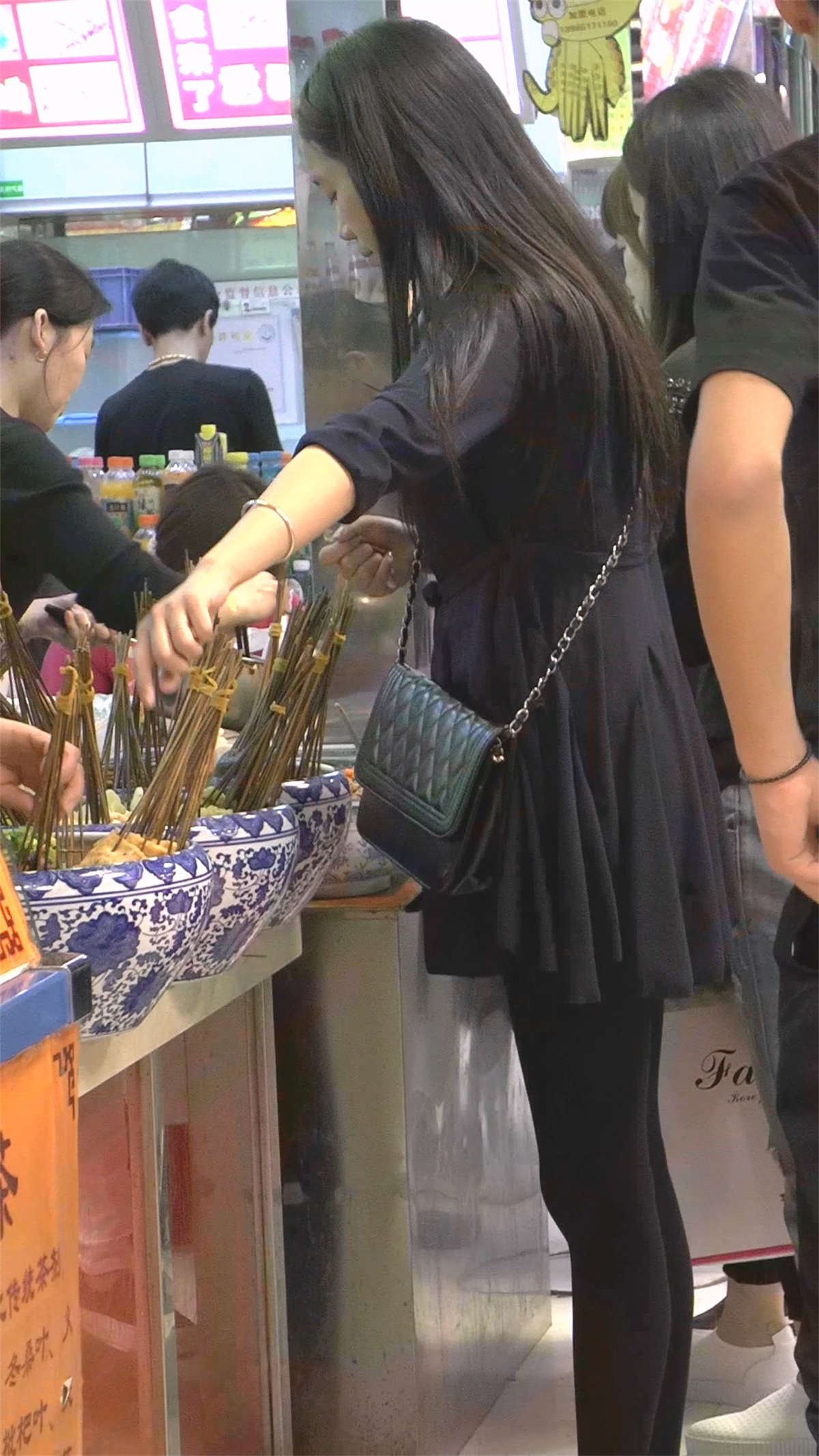 买东西的黑丝丝袜美女