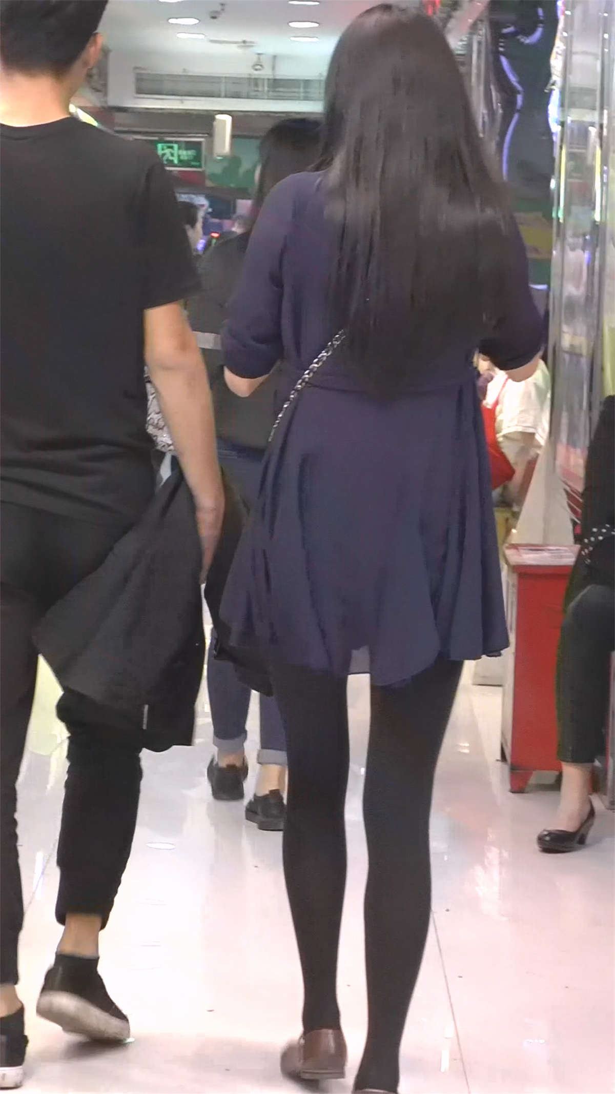 买东西的黑丝丝袜美女
