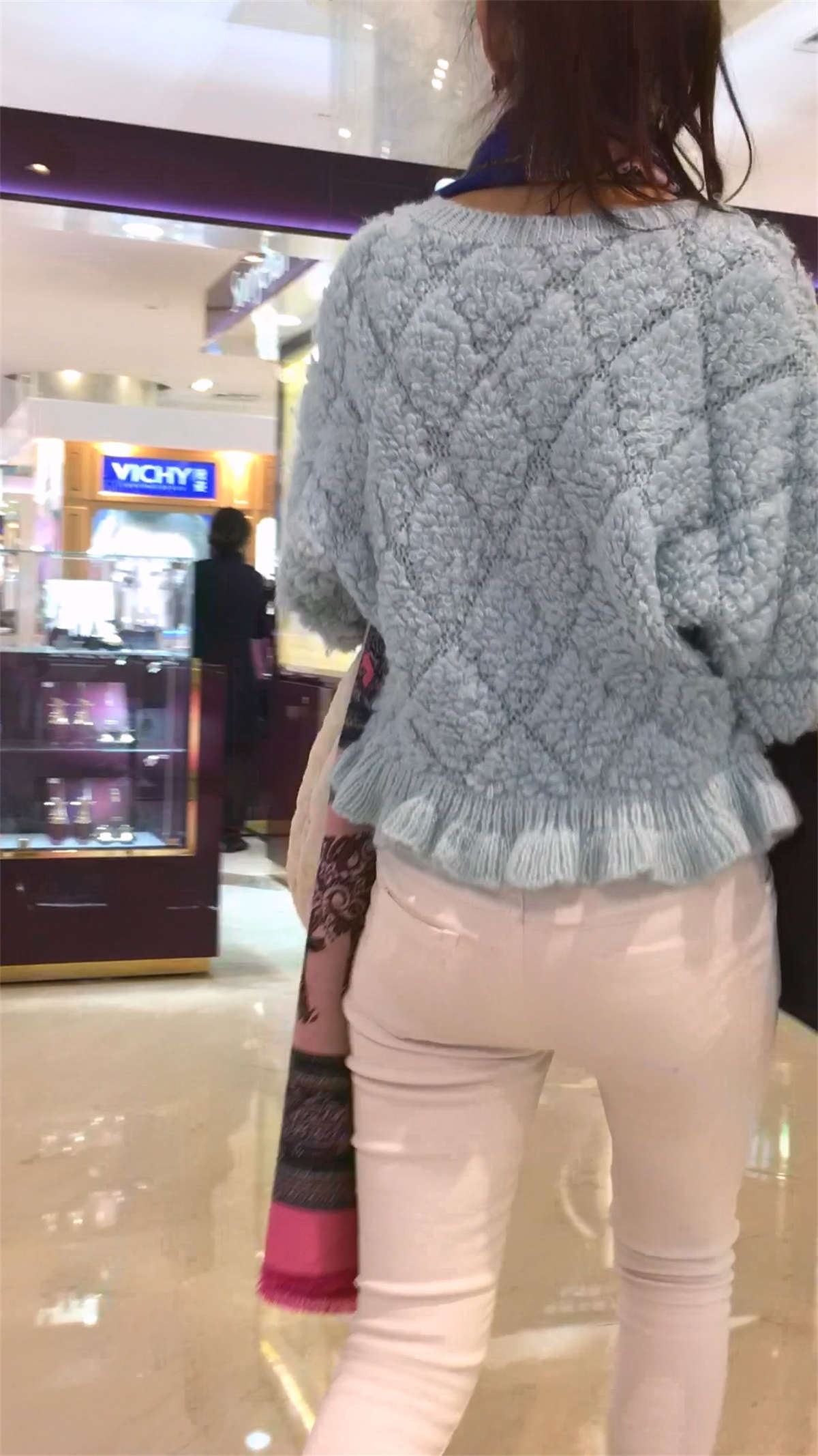 紧身白裤妹妹