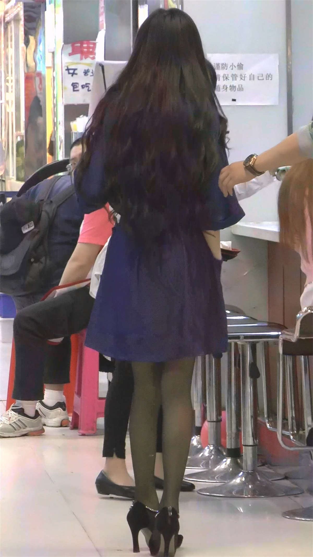 街拍两位丝袜美腿长发美女