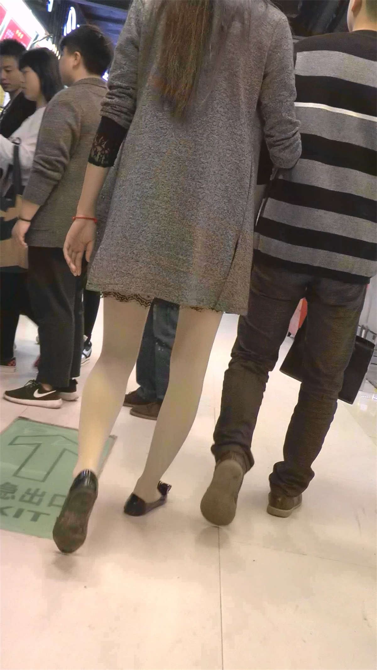 街拍肉丝美腿美眉