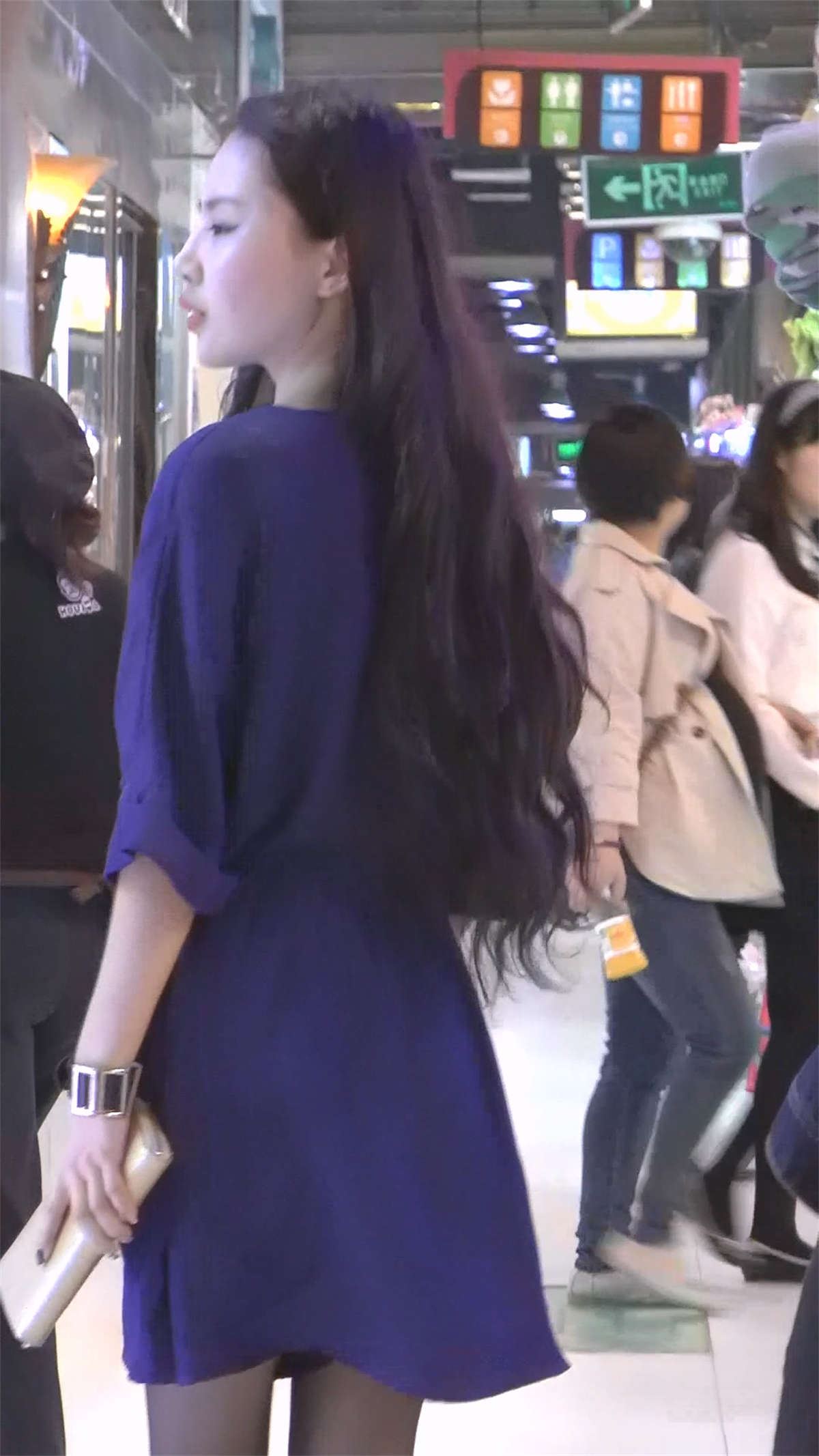 街拍两位丝袜美腿长发美女