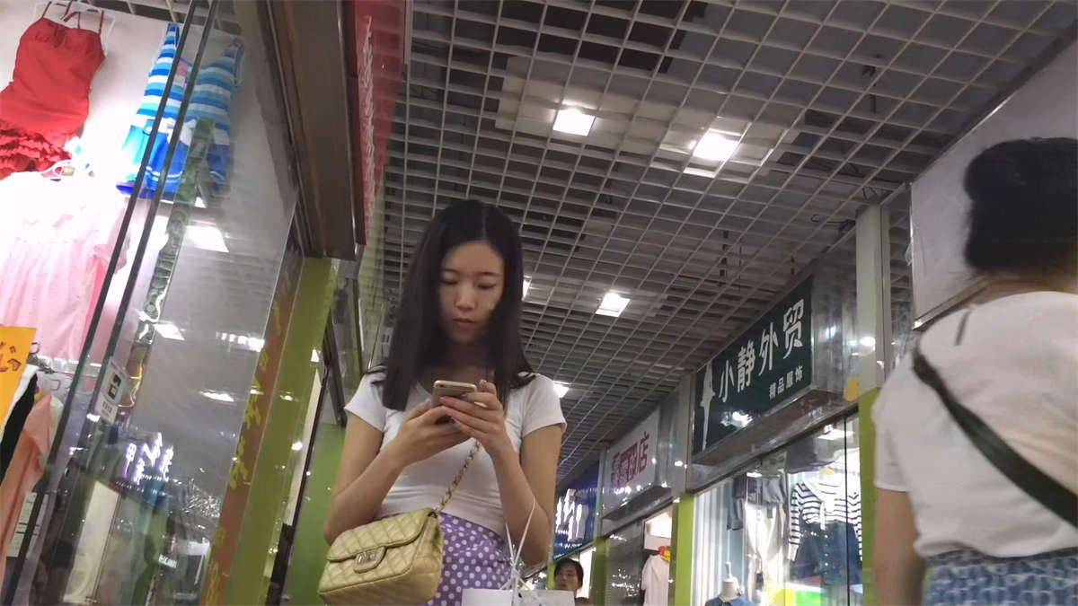 买衣服的包臀美女