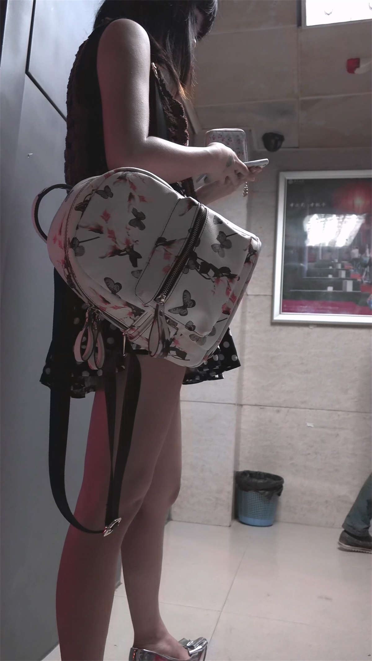 取钱的漂亮美眉