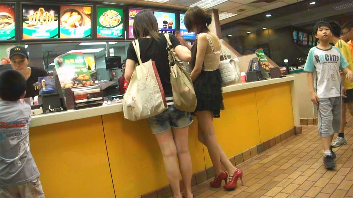 买东西的两位妹妹