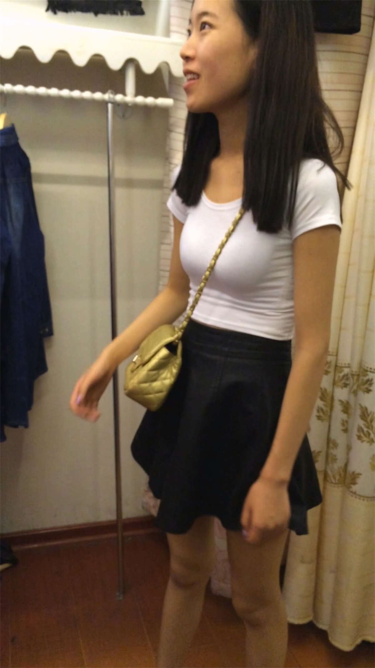 商场里的短裙美眉