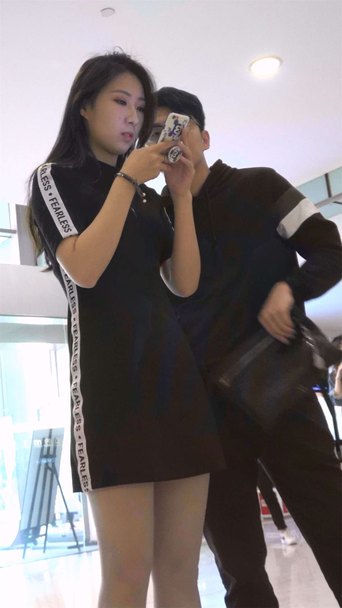 气质的黑色短裙美腿MM