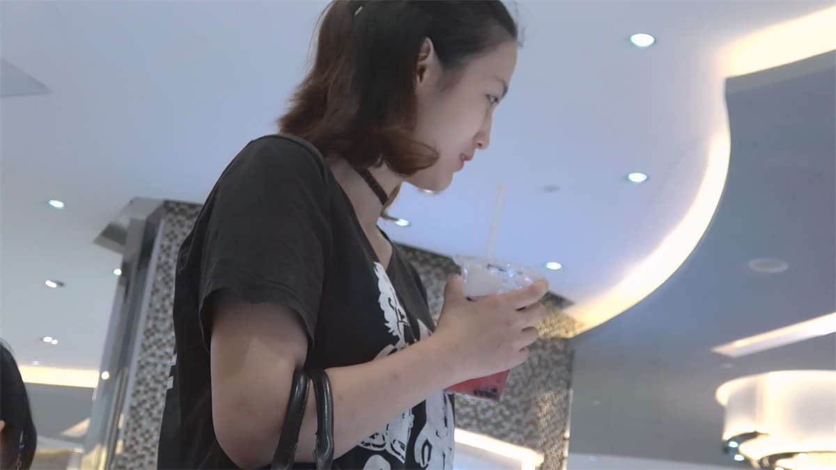 鞋店里的小小女生