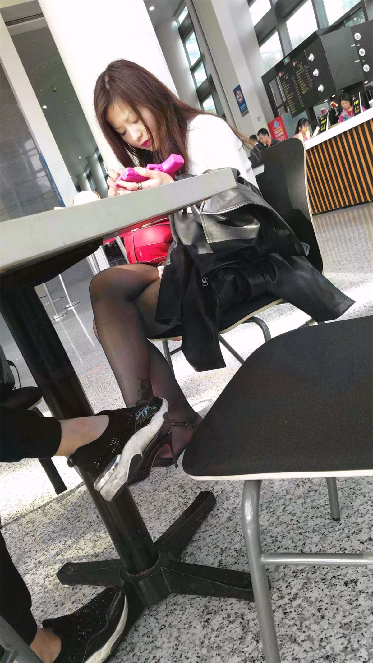 星巴克里面美女真不错