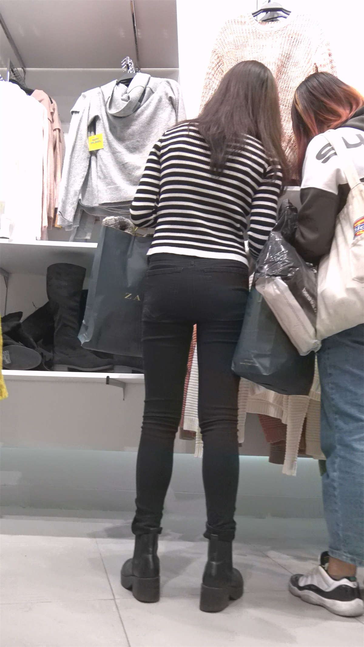 黑色牛仔裤丰满美女
