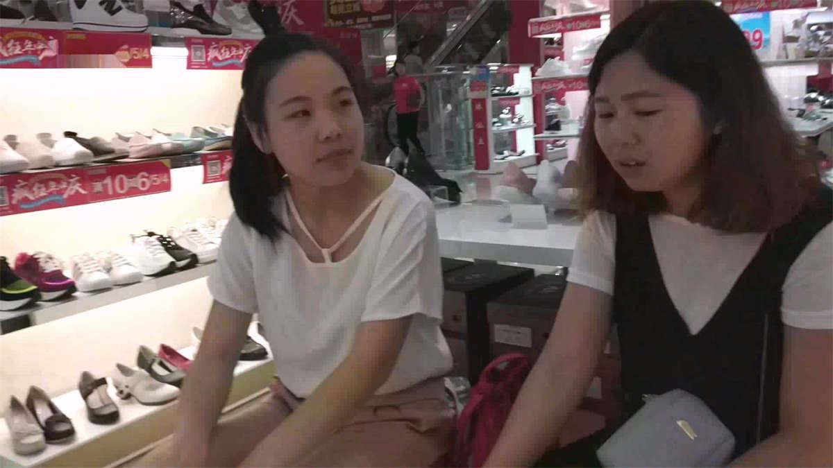 两个美丽的女子鞋店试鞋