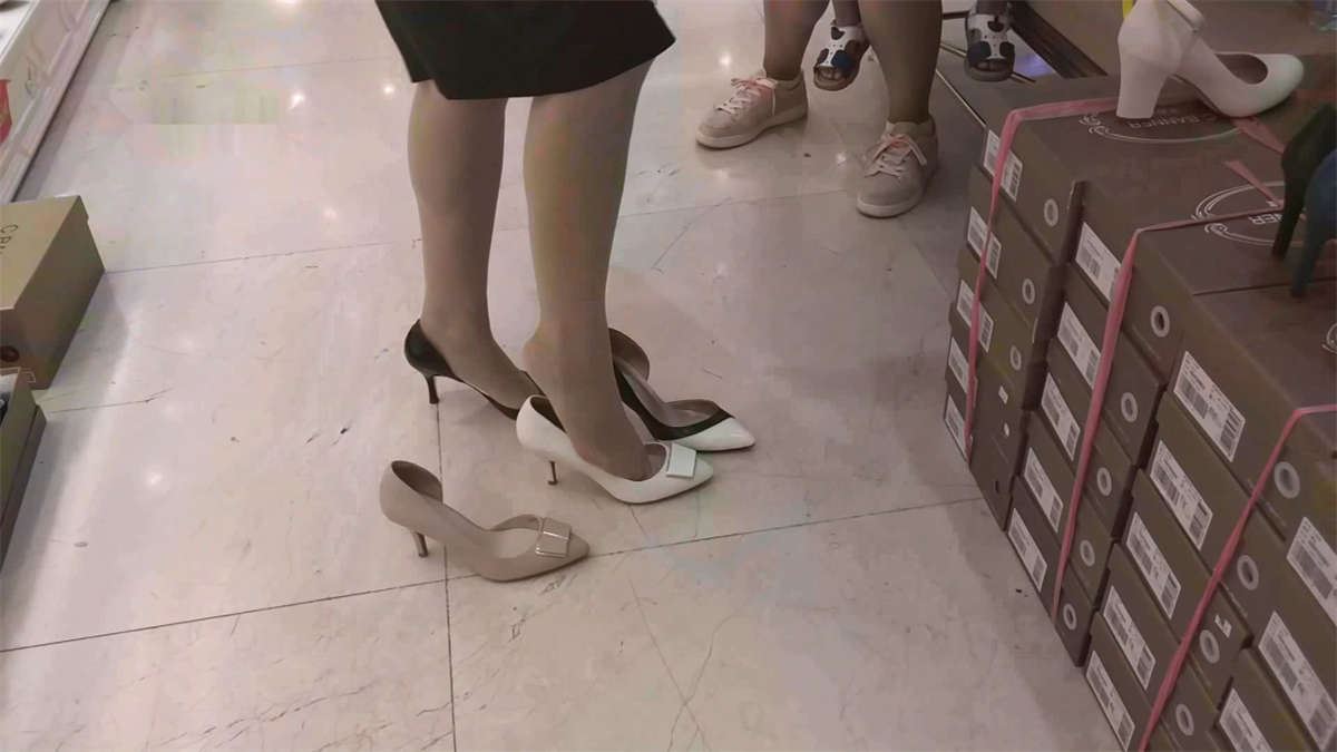 美女很厉害站着都可以试鞋