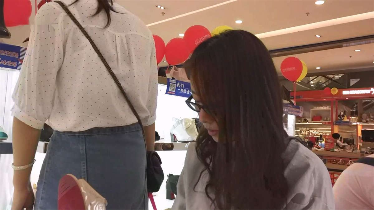漂亮的牛仔短裤丝袜美脚少妇