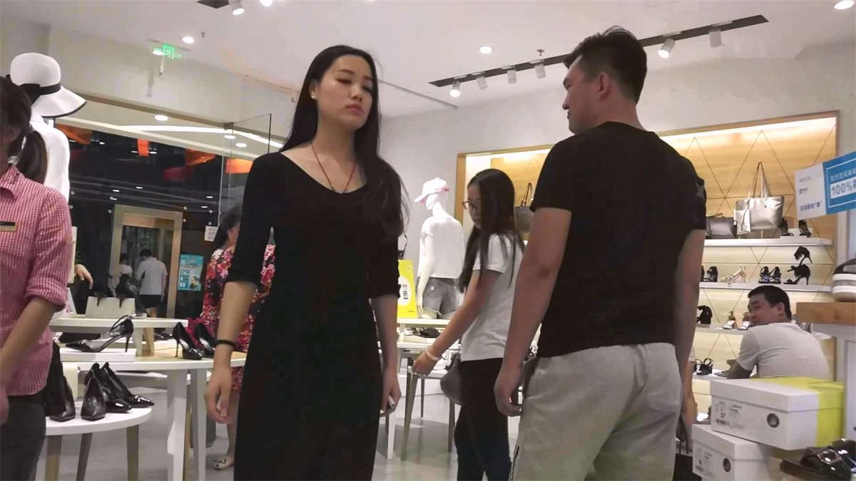 很性感漂亮的靓妹在换鞋