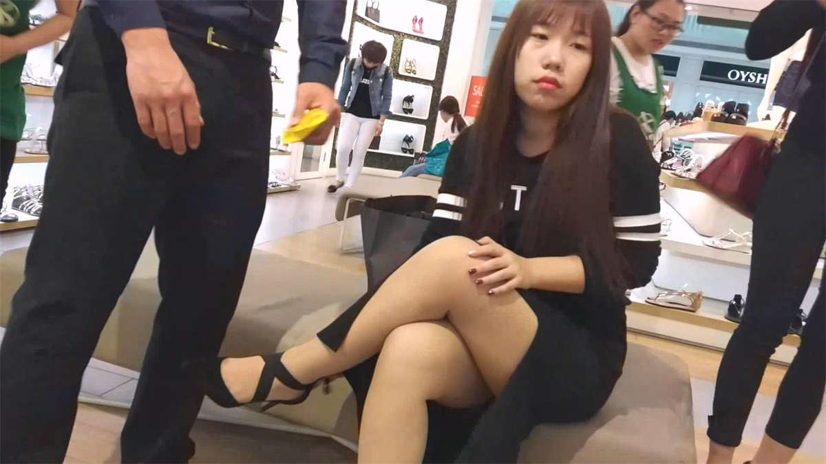 很丰满的少妇换鞋子