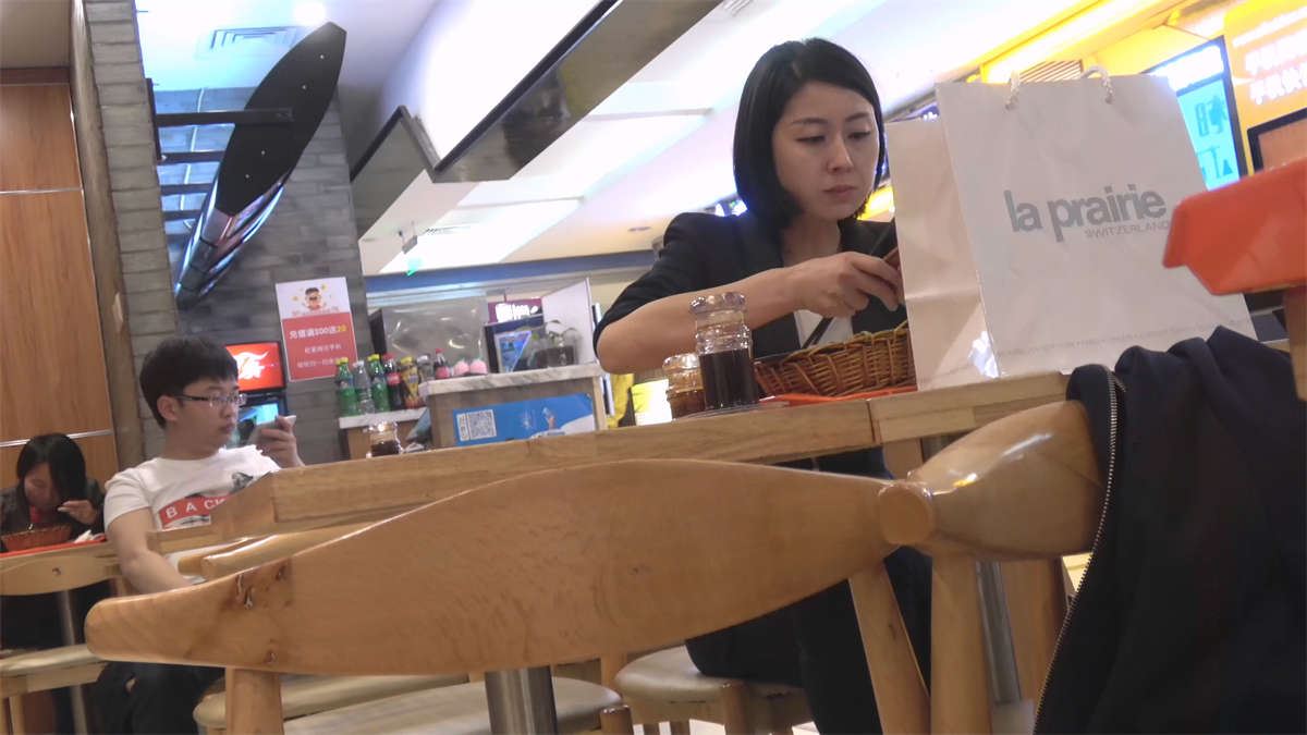 在吃饭的美女